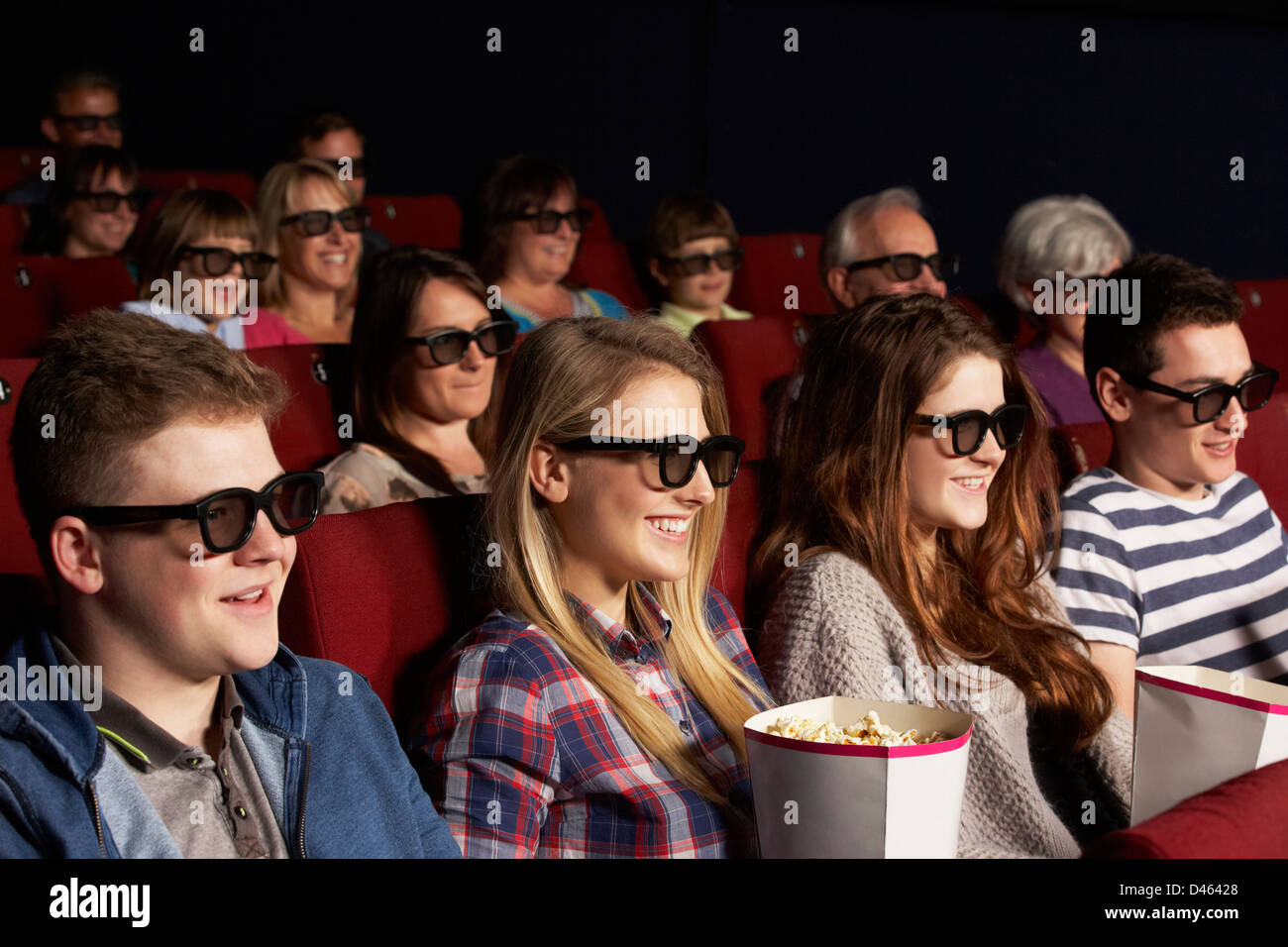 Gruppe von Jugendlichen Freunden 3D Film im Kino anschauen Stockfoto