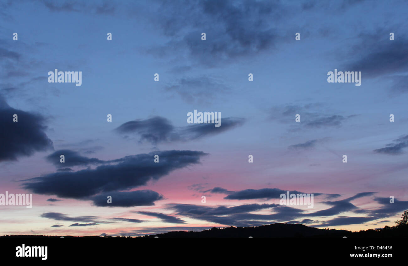 Sommerhimmel in der Abenddämmerung Stockfoto