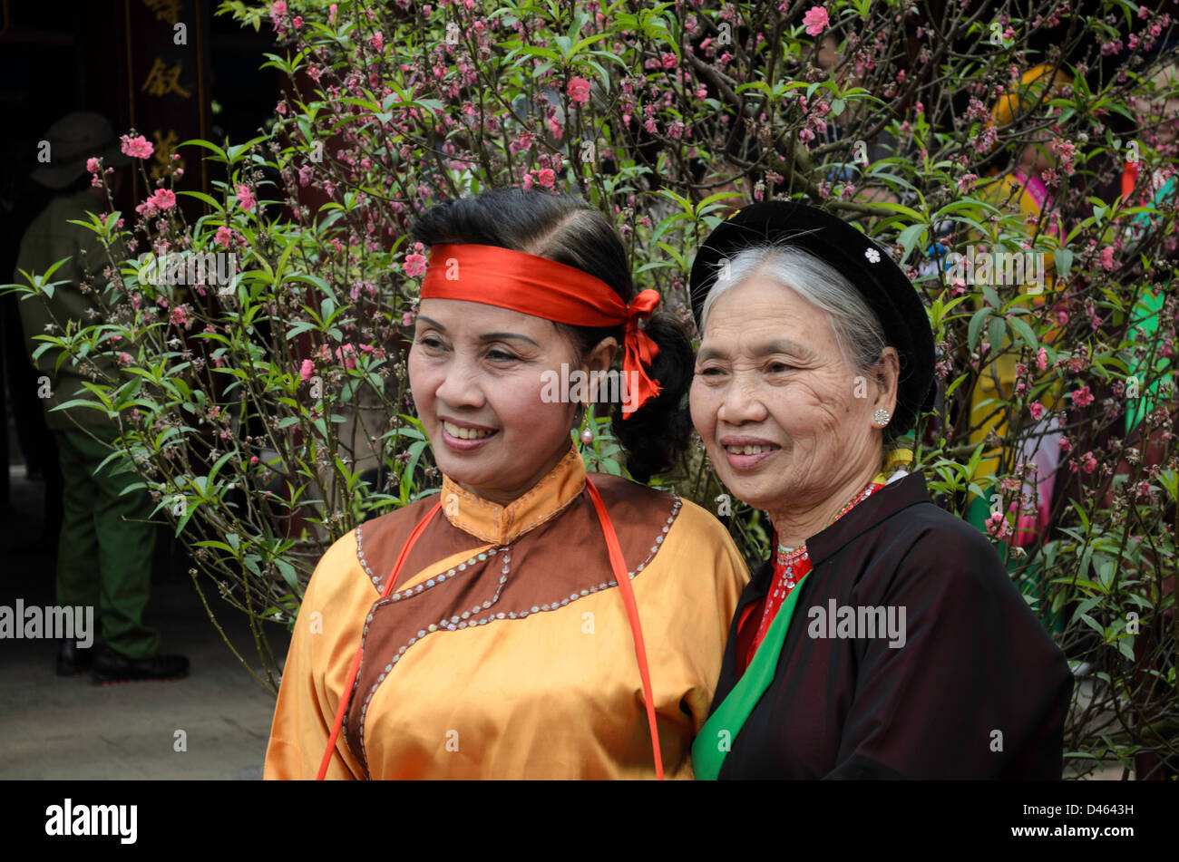 Vietnamesische Frauen in traditioneller Tracht während Poesie Nationalfeiertag auf den Literaturtempel in Hanoi Stockfoto