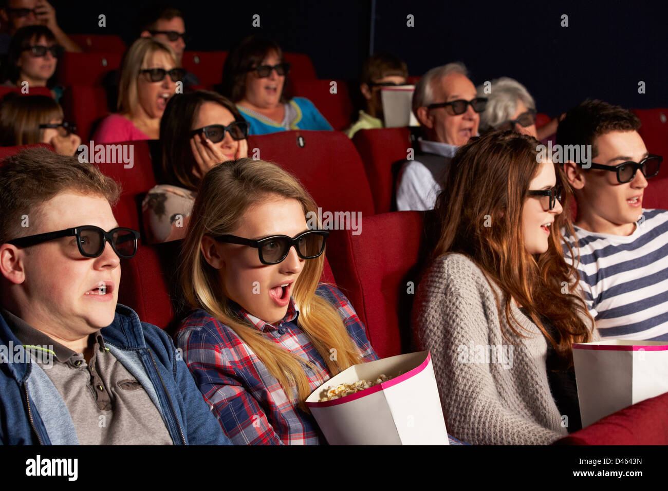 Gruppe von Jugendlichen Freunden 3D Film im Kino anschauen Stockfoto