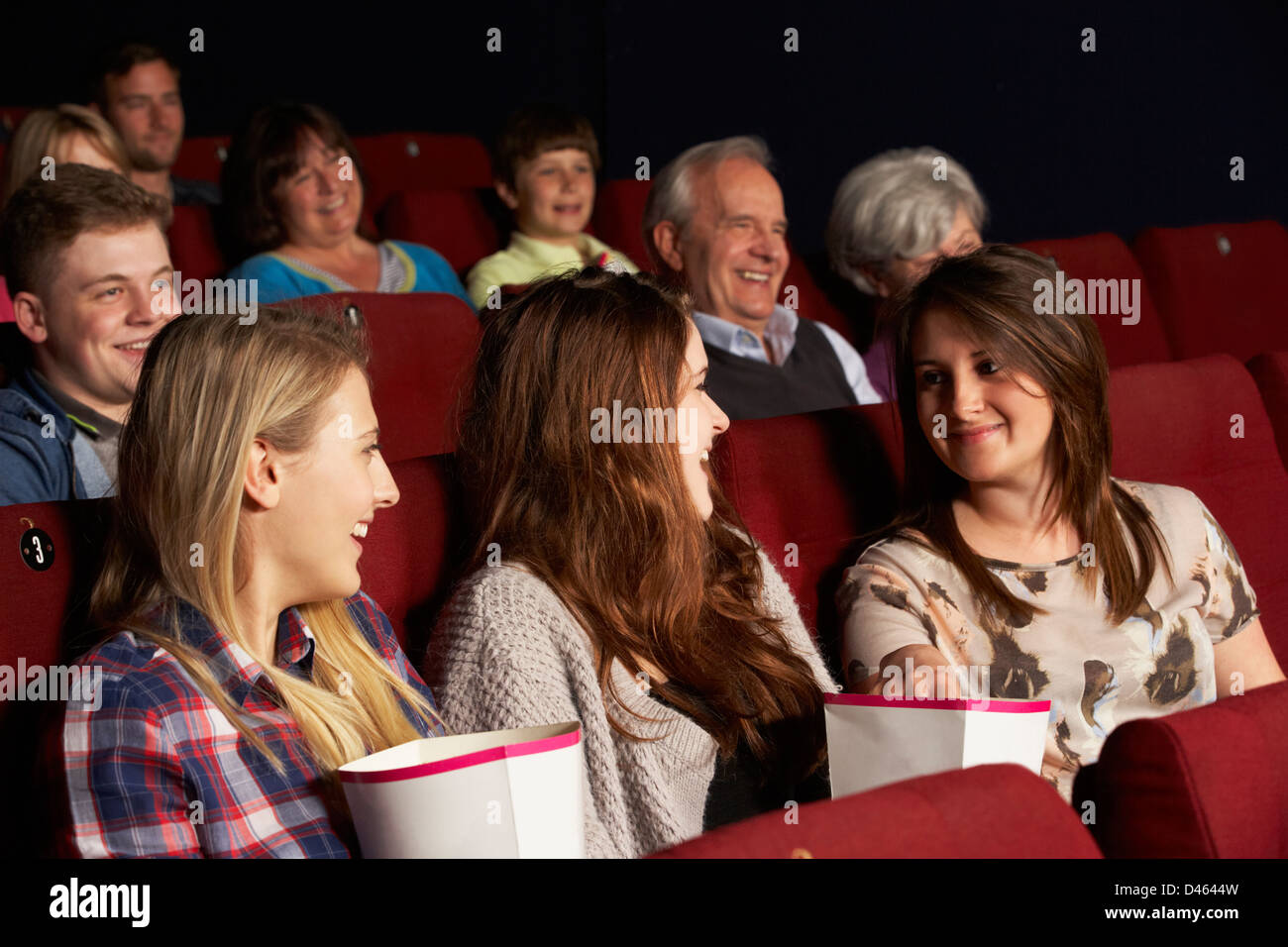 Gruppe von Mädchen im Teenageralter Film im Kino anschauen Stockfoto