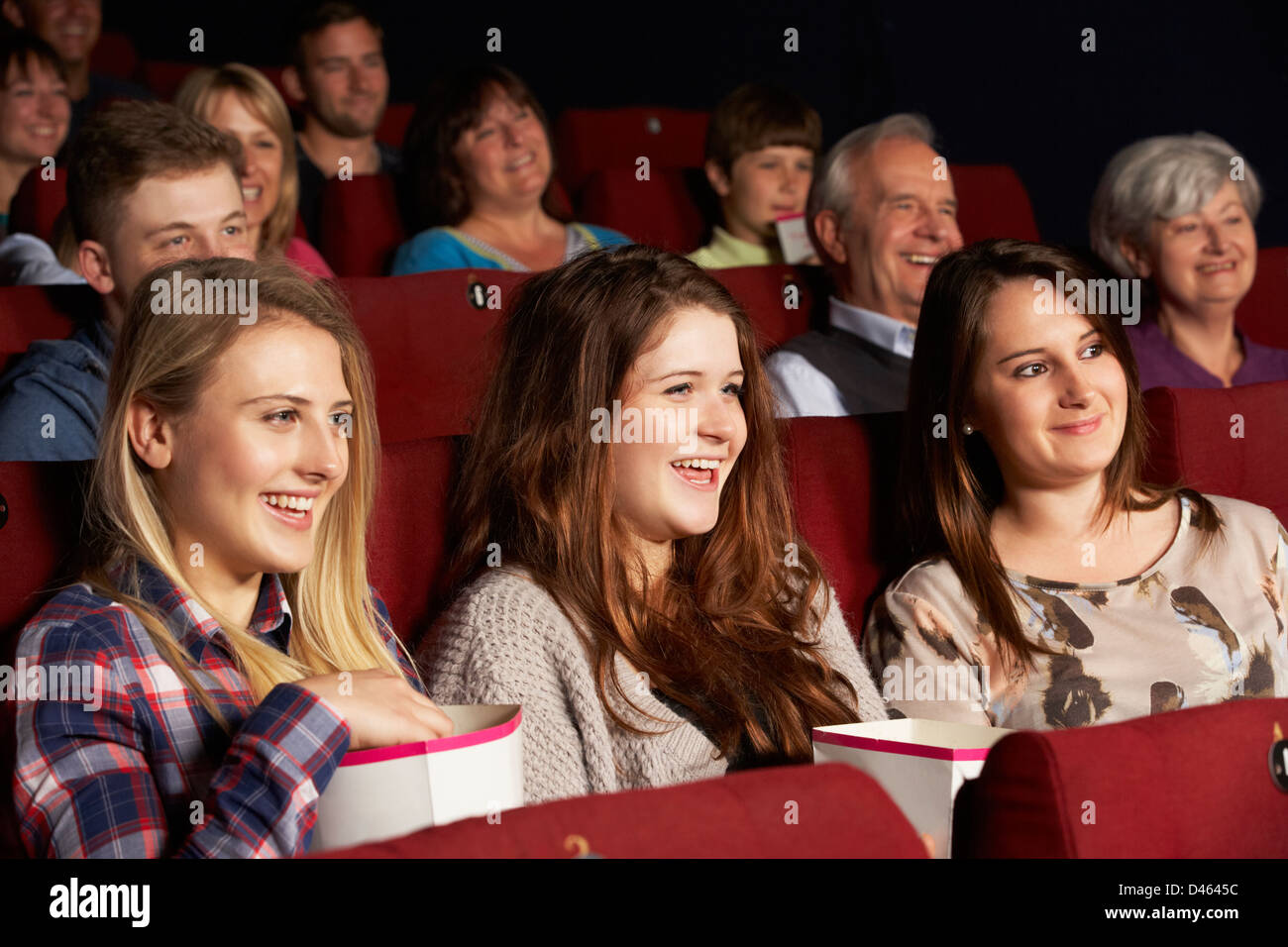 Gruppe von Mädchen im Teenageralter Film im Kino anschauen Stockfoto