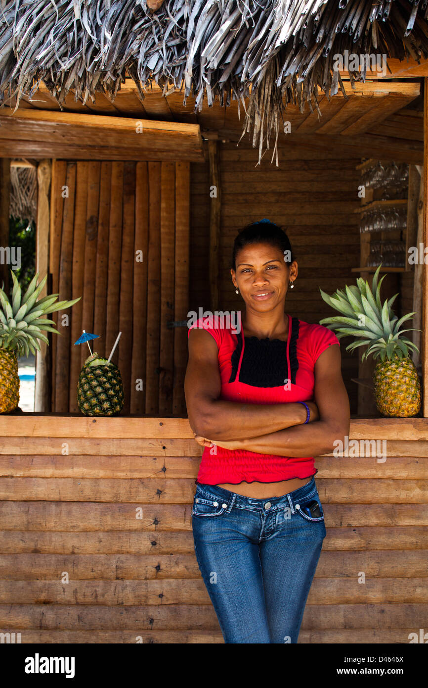 Juana Dominguez in einer Bar am Playa Rincon, ein beliebtes Touristenziel auf der Halbinsel Samana. Stockfoto