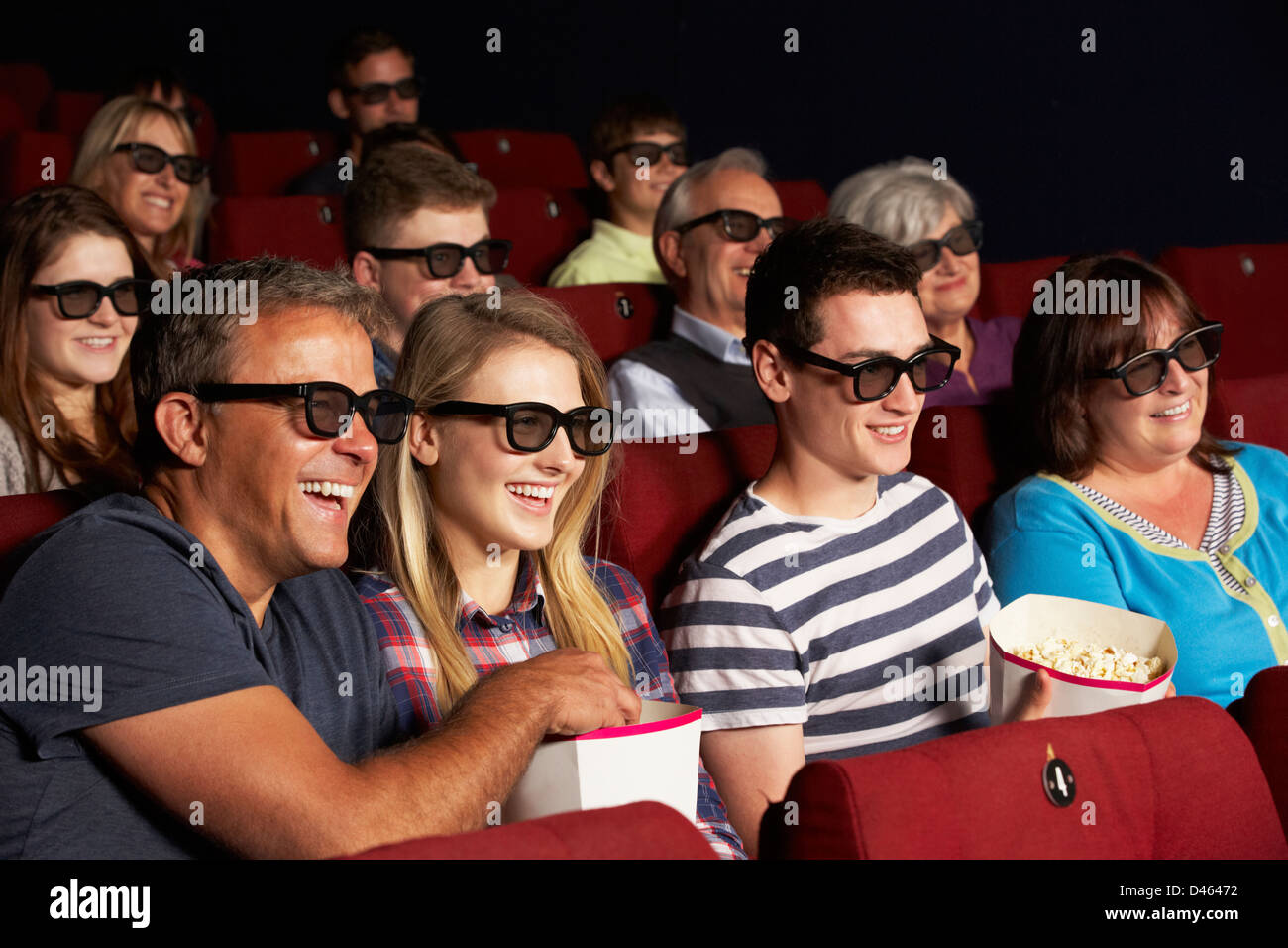 Teenager Familie 3D Film im Kino anschauen Stockfoto