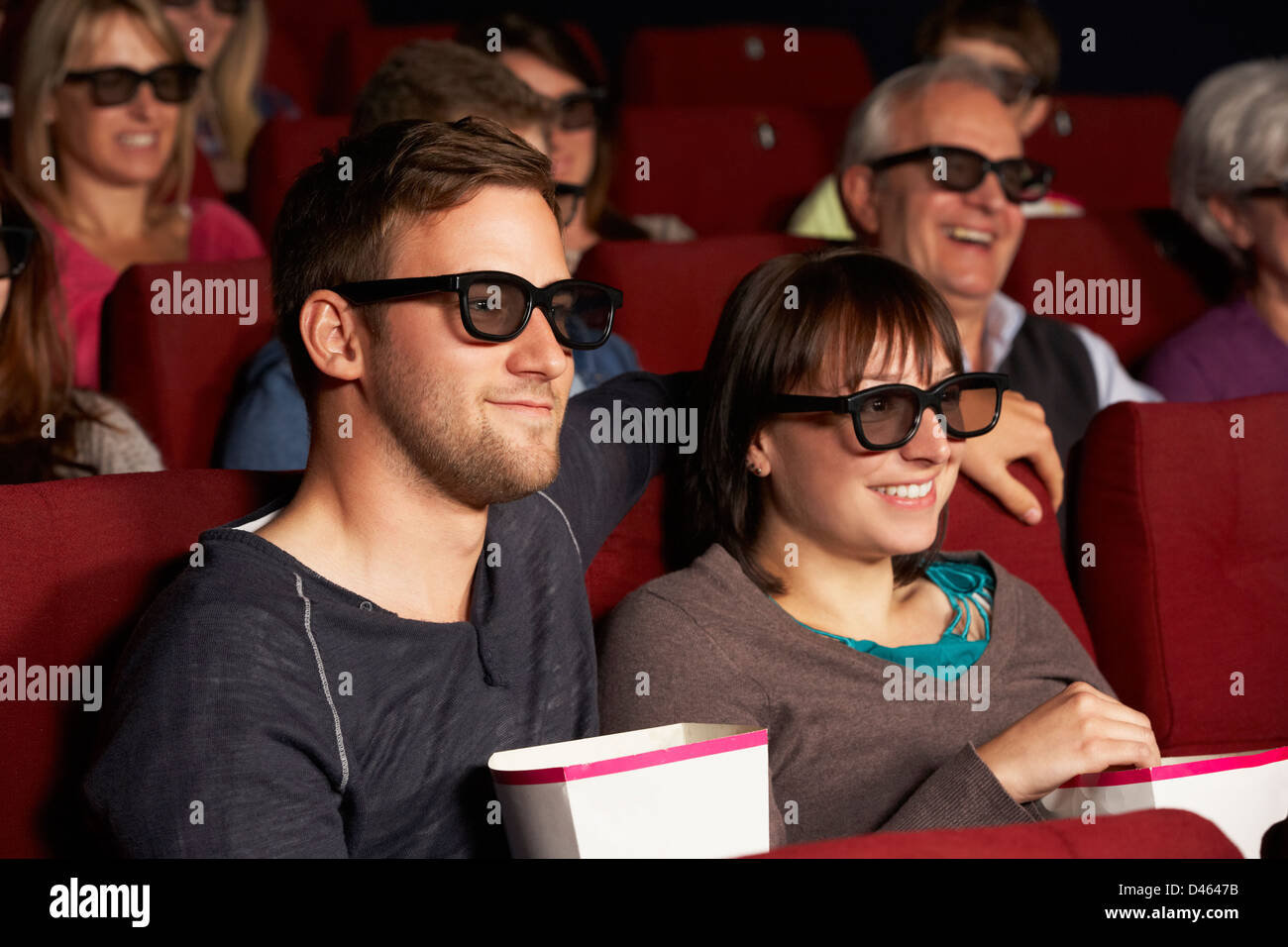 Paar 3D Film im Kino anschauen Stockfoto