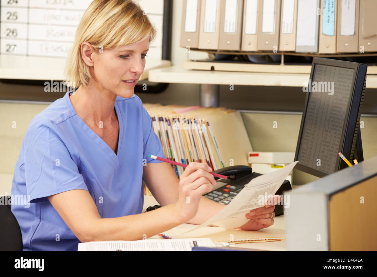 Krankenschwester arbeiten bei Krankenschwestern Station Stockfoto