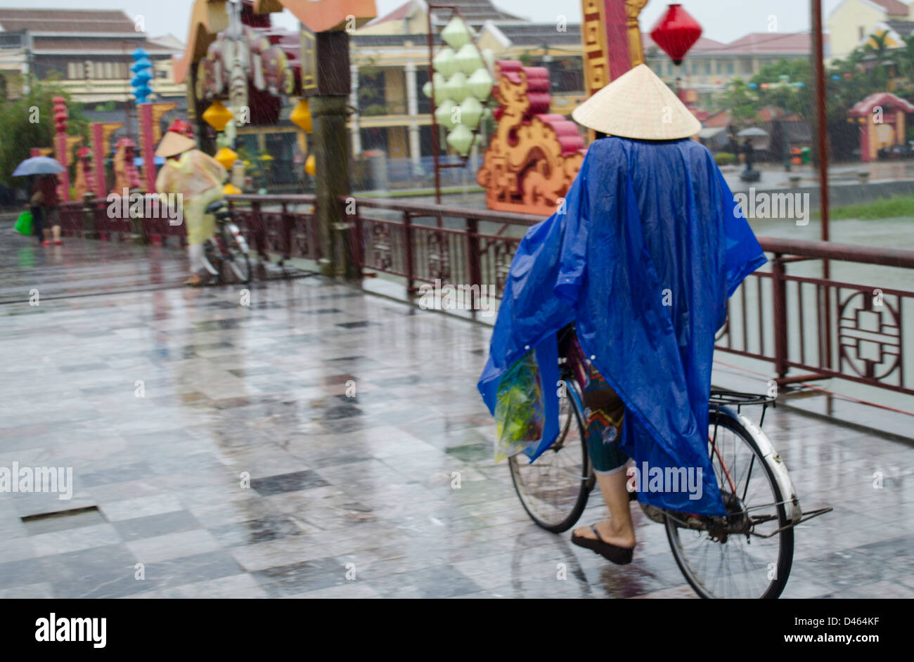 Reiten im Regen in Hoi An Vietnam Stockfoto