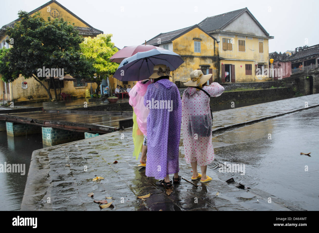 Touristen in Regenkleidung an einem regnerischen Tag in Hoi An Vietnam Stockfoto