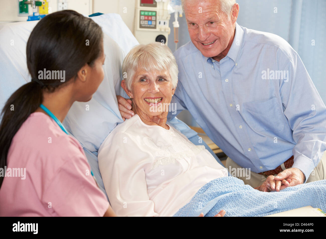 Krankenschwester im Gespräch mit älteres Paar auf Station Stockfoto