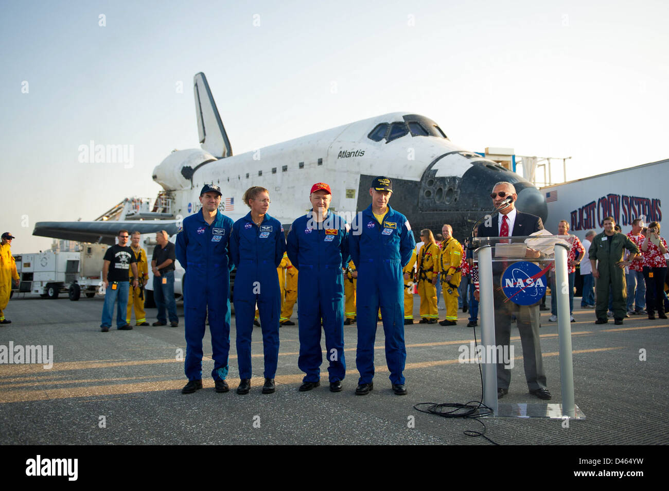 Das Space Shuttle Atlantis landet in der Shuttle Landing Facility in Cape Canaveral, Florida, und markiert die letzte Mission des Space Shuttle-Programms STS-135. Die NASA-Astronauten Charles Bolden, Christopher Ferguson, Douglas Hurley, Rex Walheim und Sandra Magnus beendeten die Mission erfolgreich. Stockfoto