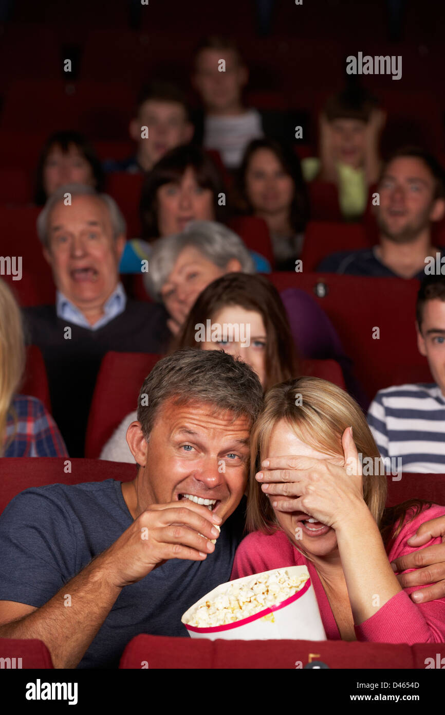 Paar beobachtete Film im Kino Stockfoto