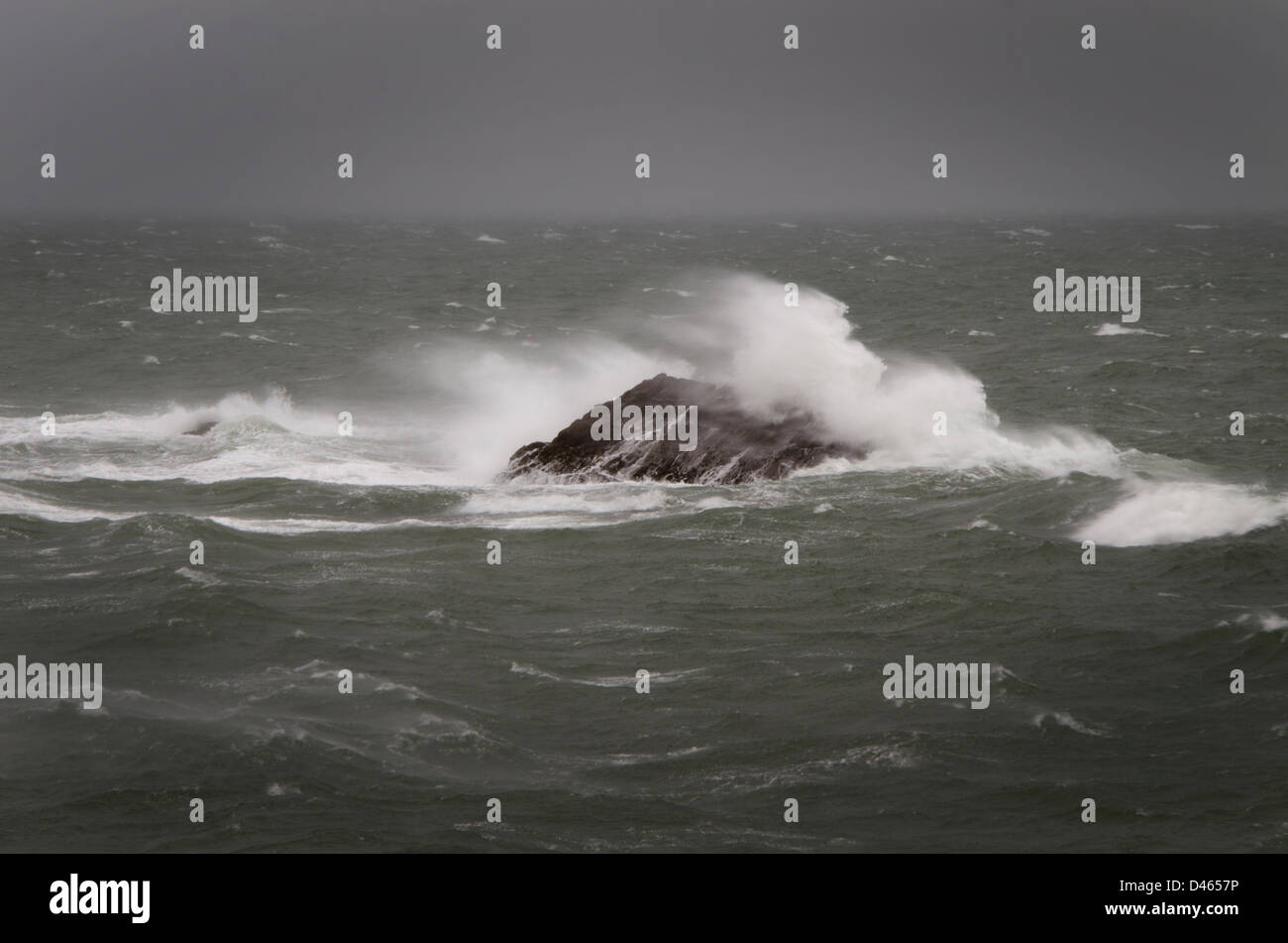 Felsen am Meer, stürmischen Zeiten, Gefahr, Schiffswrack, Warnung, Versand, Stockfoto