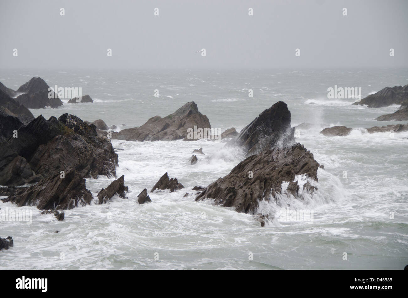 Felsen am Meer, stürmischen Zeiten, Gefahr, Schiffswrack, Stockfoto