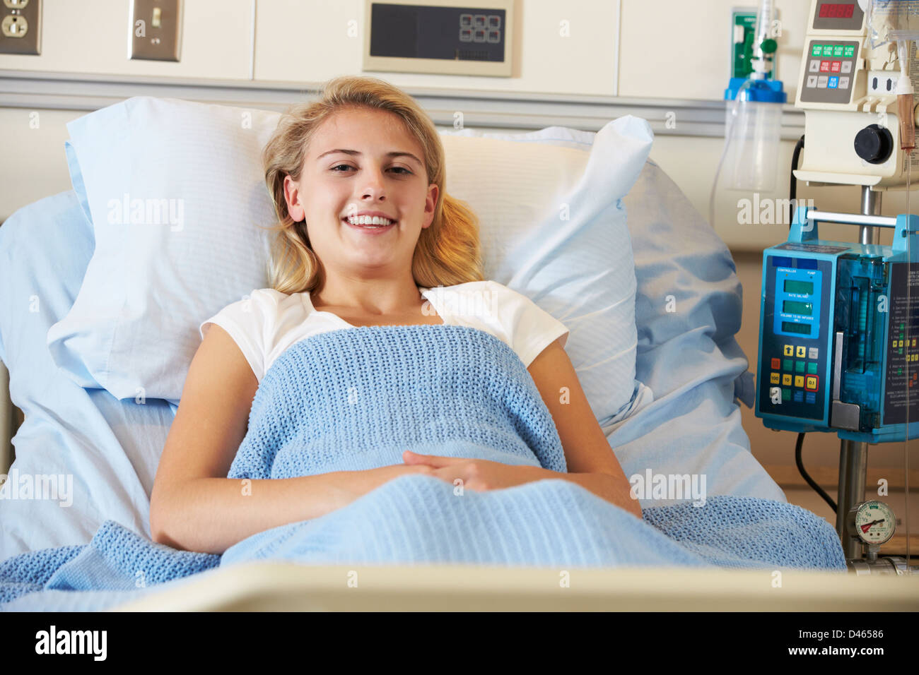 Teenager Patientin entspannend im Krankenhausbett Stockfoto