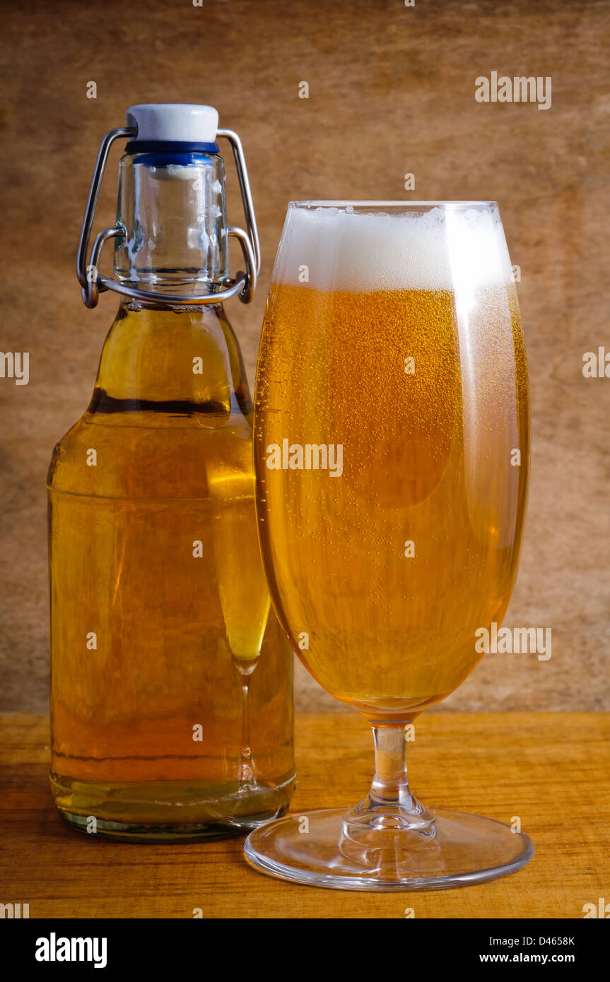 Glas und Flasche frisches Bier vom Fass Stockfoto
