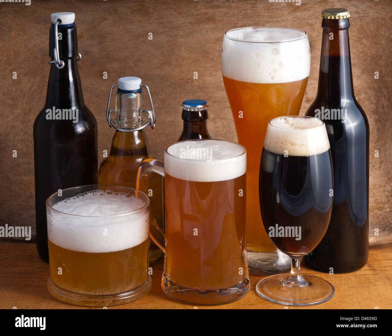 Glas und Flaschen Bier auf einem hölzernen Hintergrund Stockfoto