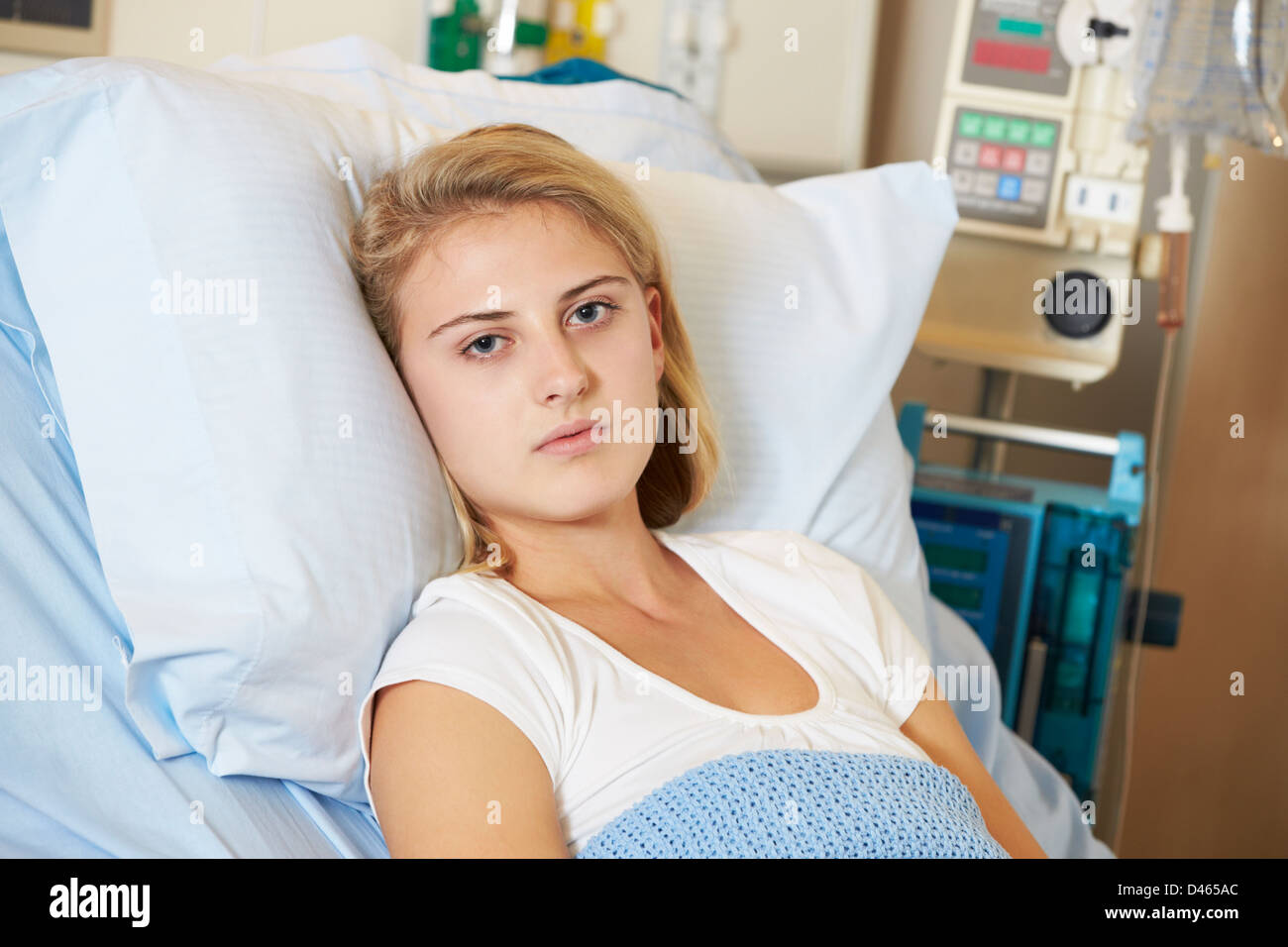 Depressive Jugendliche Patientin im Krankenhausbett liegend Stockfoto