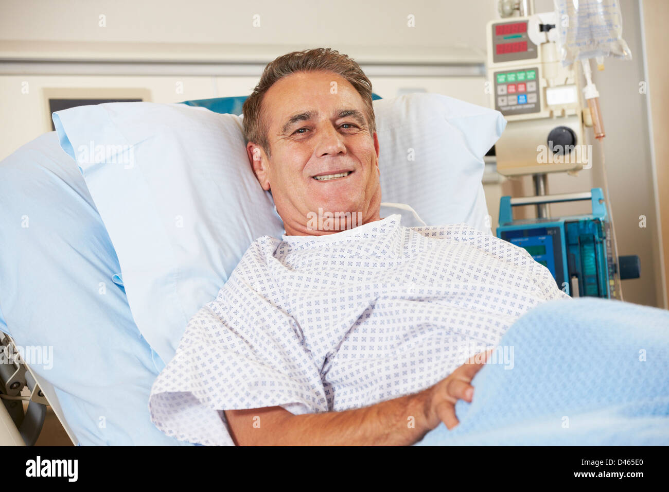 Porträt von männlichen Patienten entspannen im Krankenhausbett Stockfoto