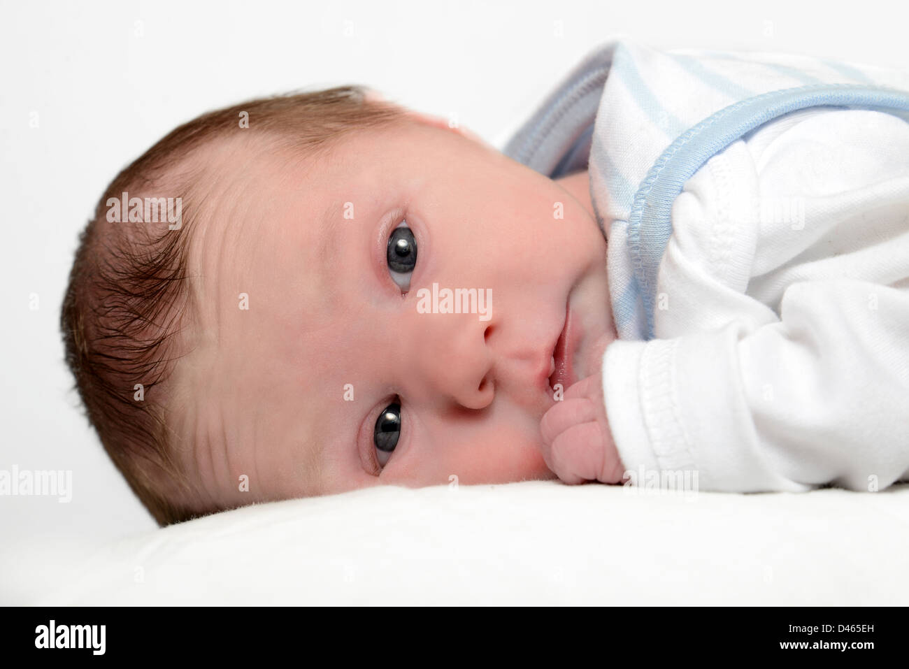 Neugeborenes Baby erst wenige Wochen alt Stockfoto