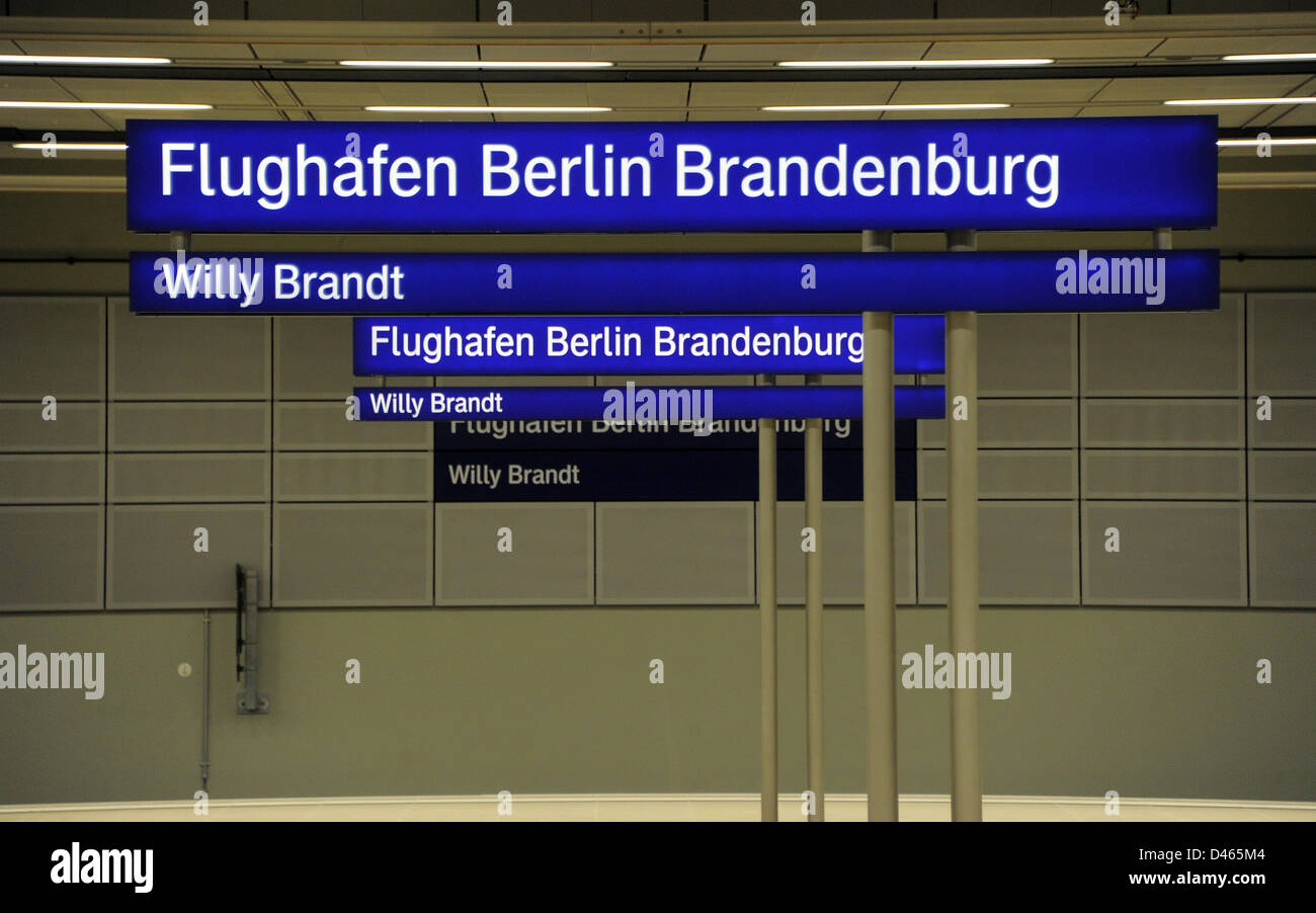 Blick auf den leeren Bahnhof der Berlin Brandenburg Airport Willy Brandt (BER) in Schönefeld, Deutschland, 6. März 2013. Züge halten am Bahnhof des Flughafens regelmäßig, da die Anlagen müssen in einwandfreiem Zustand gehalten werden, bis zum Flughafen tatsächlich öffnet. Foto: BERND SETTNIK Stockfoto