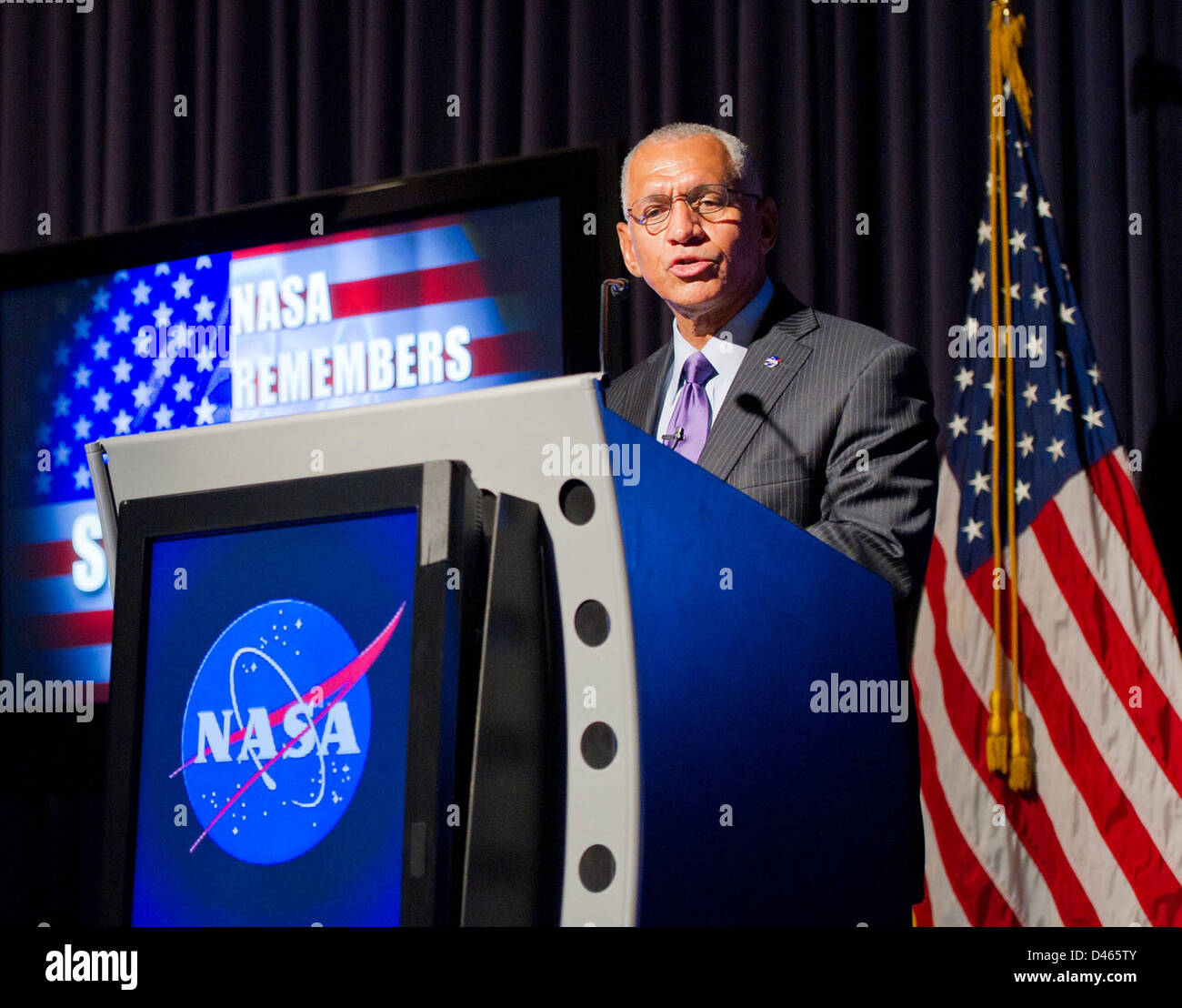 Die Gedenkfeier zum zehnten Jahrestag 9/11 im NASA-Hauptquartier, bei der sich namhafte Persönlichkeiten wie Carla Cioffi und Charles Bolden über die Auswirkungen des Ereignisses Gedanken machten. Stockfoto