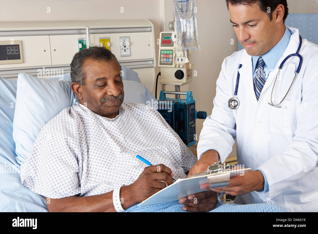 Arzt erklären Einverständniserklärung für ältere Patienten Stockfoto