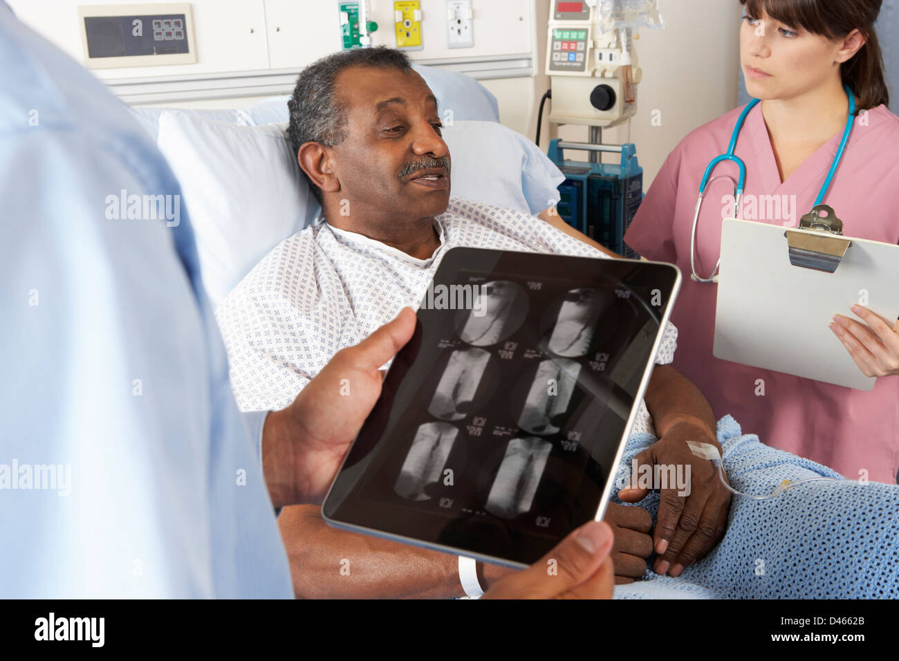 Arzt mit Digital-Tablette In Absprache mit älteren Patienten Stockfoto
