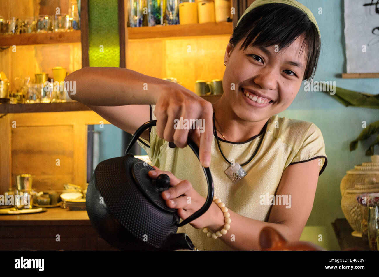 Vietnamesin Gießen Tee in einem Teegeschäft in Hoi an, Vietnam  Stockfotografie - Alamy