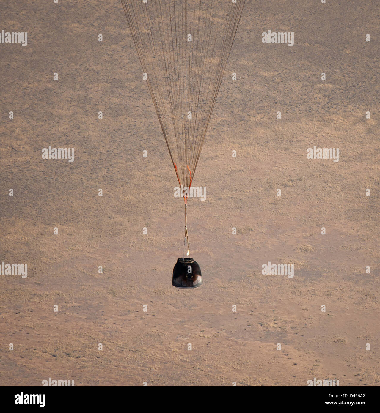 Die Landung der 28. Expedition erfolgte mit der sicheren Rückkehr der Sojus-TMA-21-Kapsel zur Erde, wobei die Fallschirmabfahrt in Kasachstan stattfand. Diese Mission war Teil des fortgesetzten Besatzungsaustauschs an Bord der Internationalen Raumstation. Die Besatzung bestand aus NASA-Astronauten und Kosmonauten, was eine weitere erfolgreiche Raumfahrt bedeutete. Stockfoto