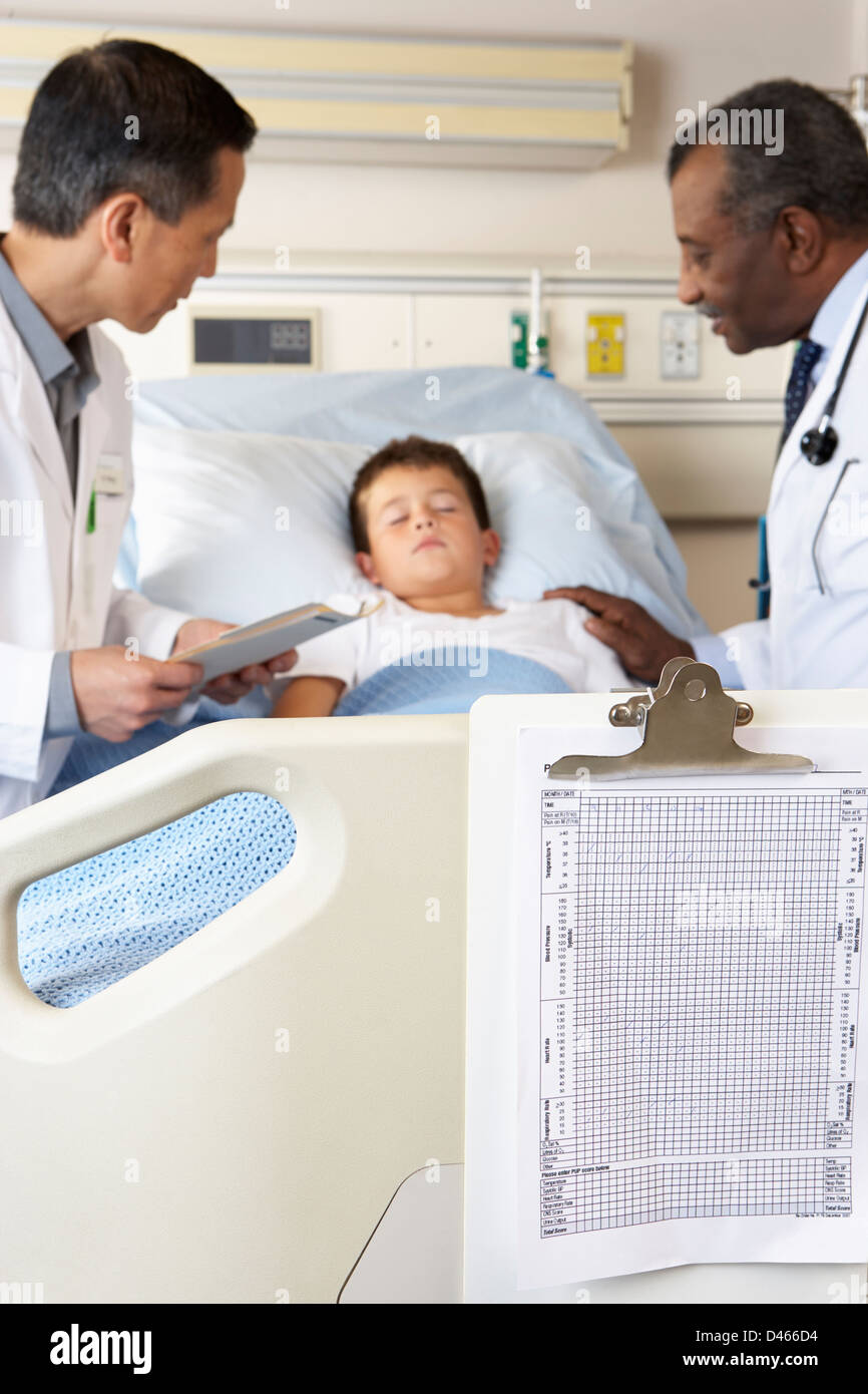 Ärzte, die Ihren Besuch Kind Patient auf Station Stockfoto