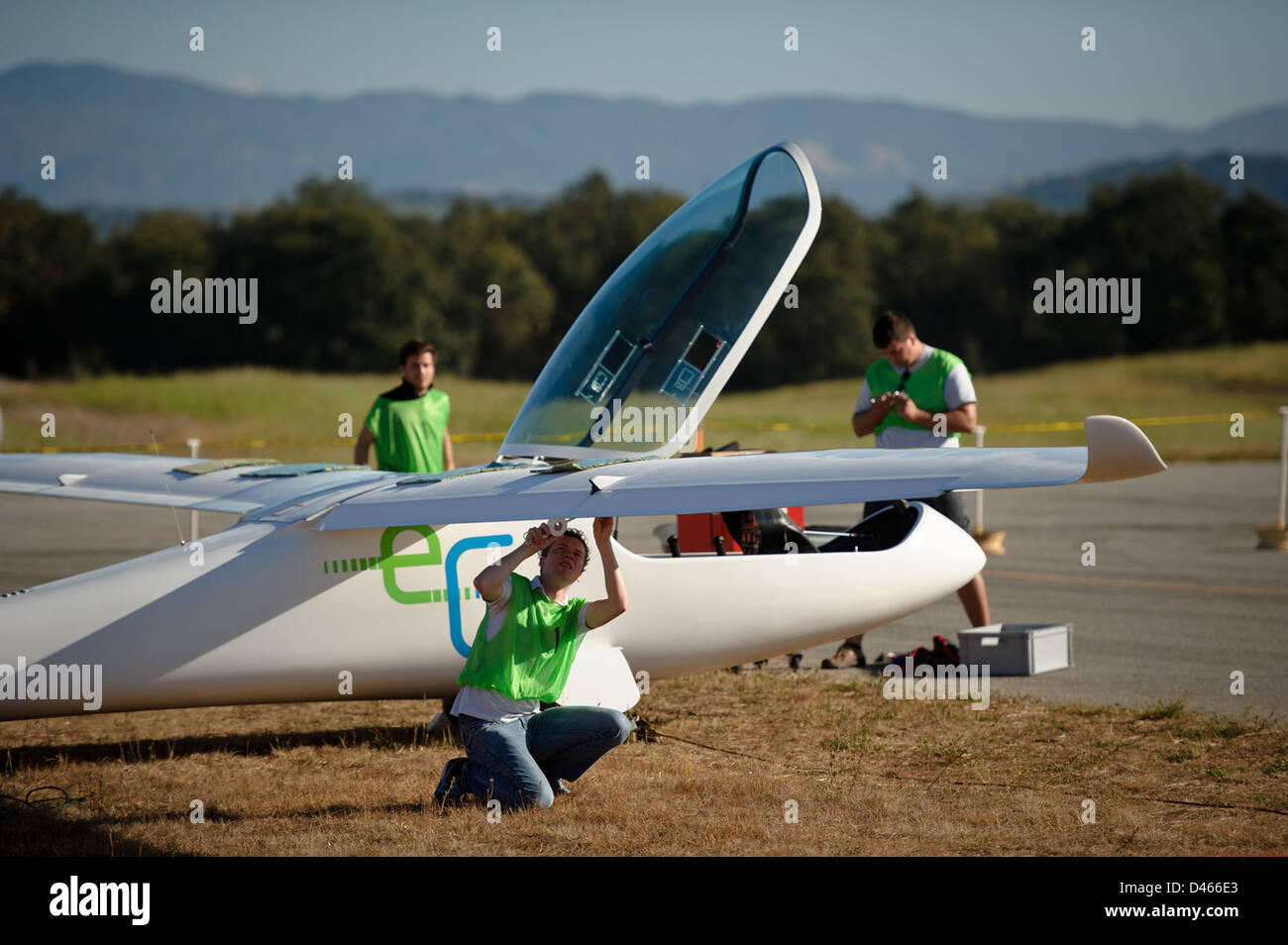 Die Green Flight Challenge der NASA im Jahr 2011, die am Flughafen Charles M. Schulz Sonoma County stattfand, förderte die Entwicklung energieeffizienter Flugzeuge mit Schwerpunkt auf der Reduzierung der Emissionen und der Verbesserung der Luftverkehrstechnologie. Stockfoto