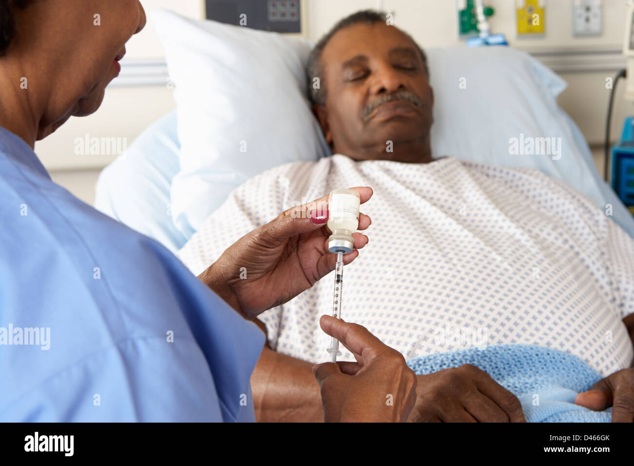 Krankenschwester, Senior männlichen Patienten Injektion vorbereiten Stockfoto