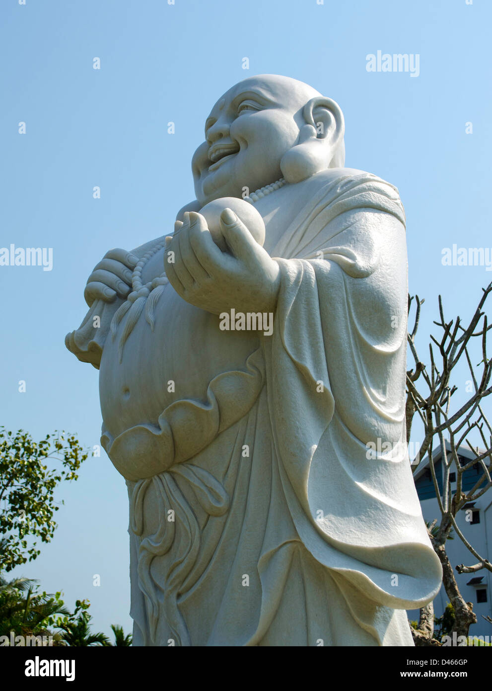 Lächelnd weiße Buddha-Statue in der Nähe von Hoi an ein Stockfoto