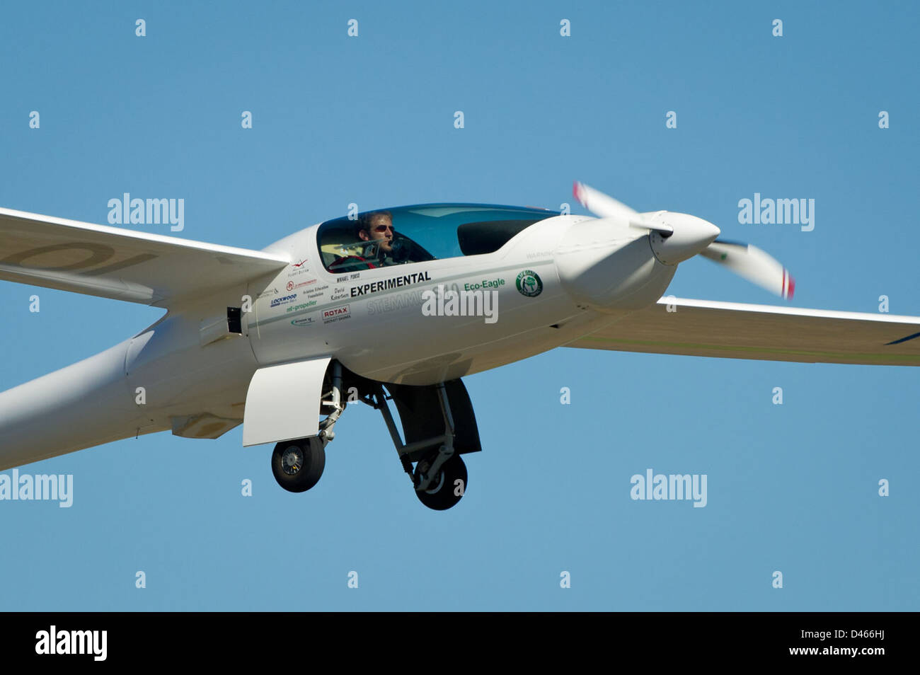 Bei der Green Flight Challenge auf dem Charles M. Schulz Sonoma County Airport wurden innovative, umweltfreundliche Flugzeugkonstruktionen vorgestellt, die darauf abzielten, die Umweltbelastung zu reduzieren und gleichzeitig Kraftstoffeffizienz zu erzielen. Stockfoto