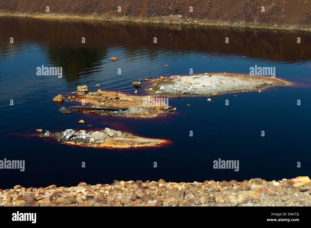 Detail einer Säure Wasser Teich in die São Domingos-Mine, eine verlassene Tagebau-mine in Mértola, Alentejo, Portugal. Stockfoto