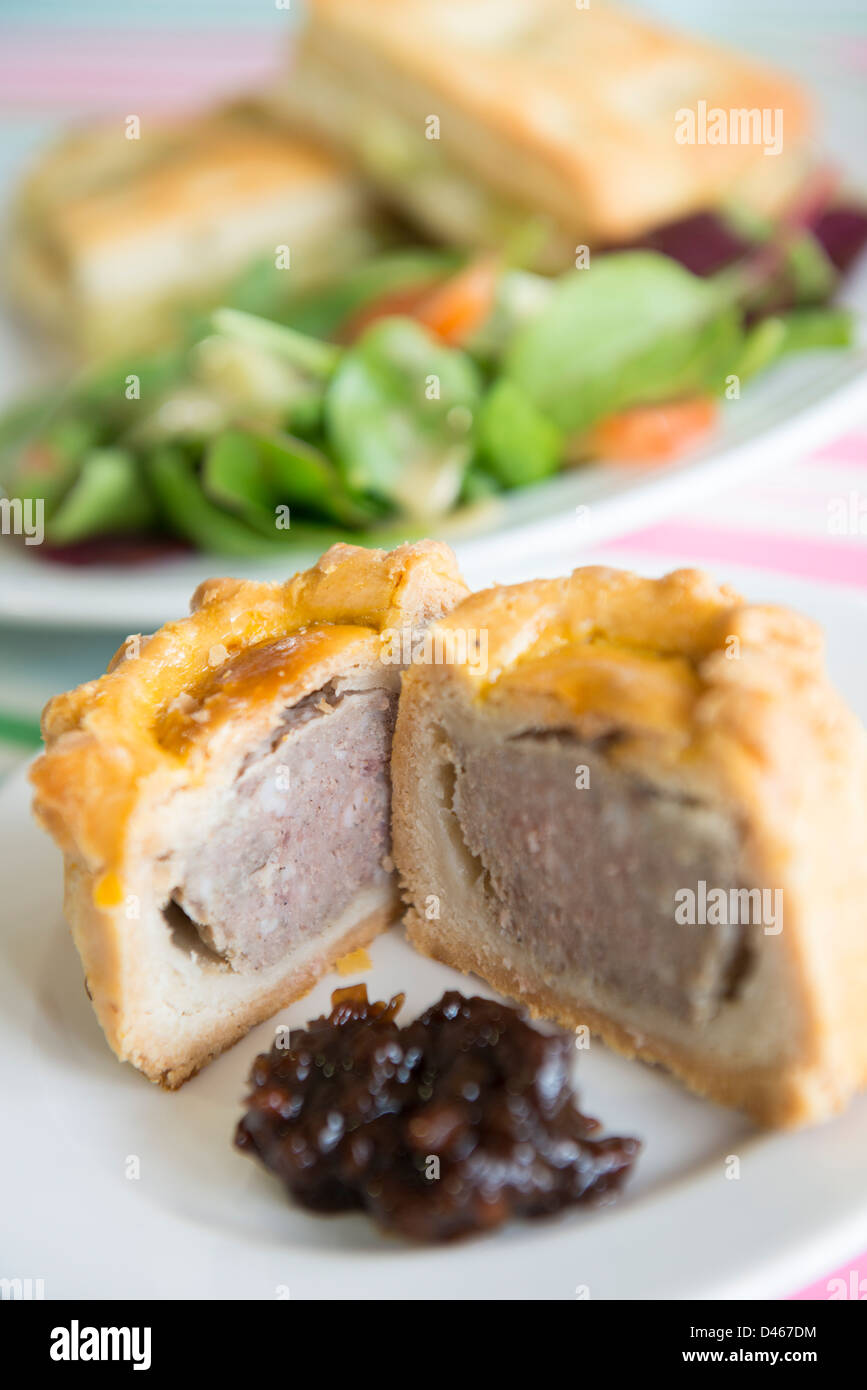 Pork Pie mit Gurke Stockfoto
