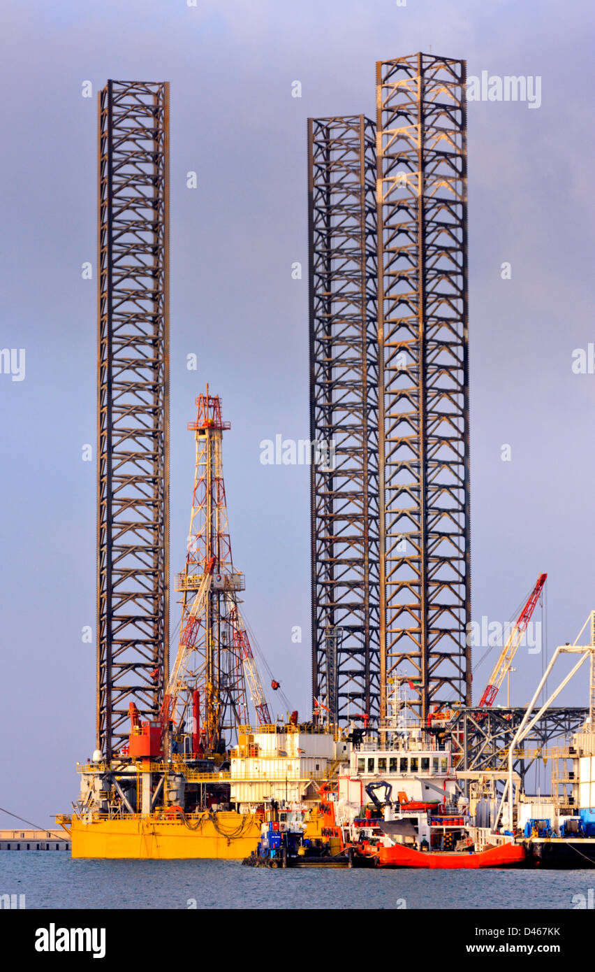 3-beinigen aufbocken die Bohrinsel im Hafen, Abu Dhabi, Vereinigte Arabische Emirate Stockfoto