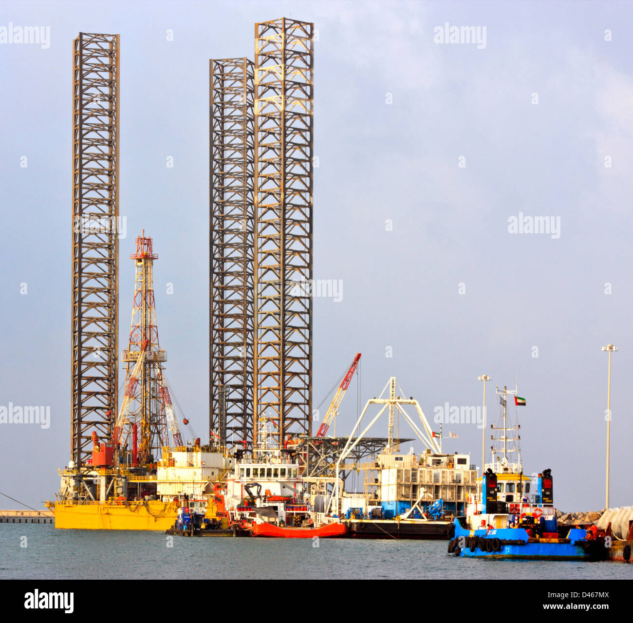 3-legged Aufbocken Bohranlage im Hafen, Abu Dhabi, VAE Stockfoto