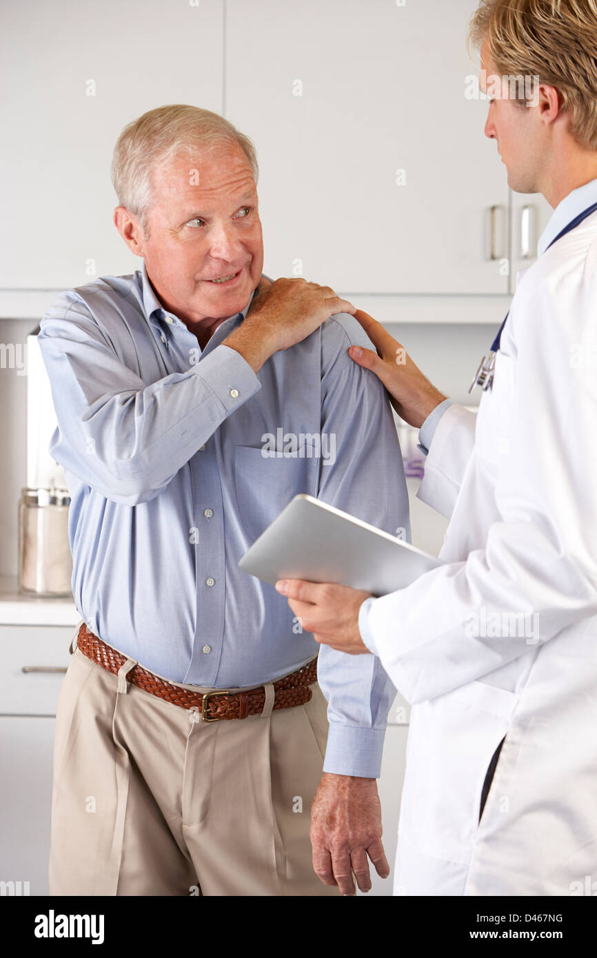 Arzt untersuchen Patienten mit Schmerzen in der Schulter Stockfoto