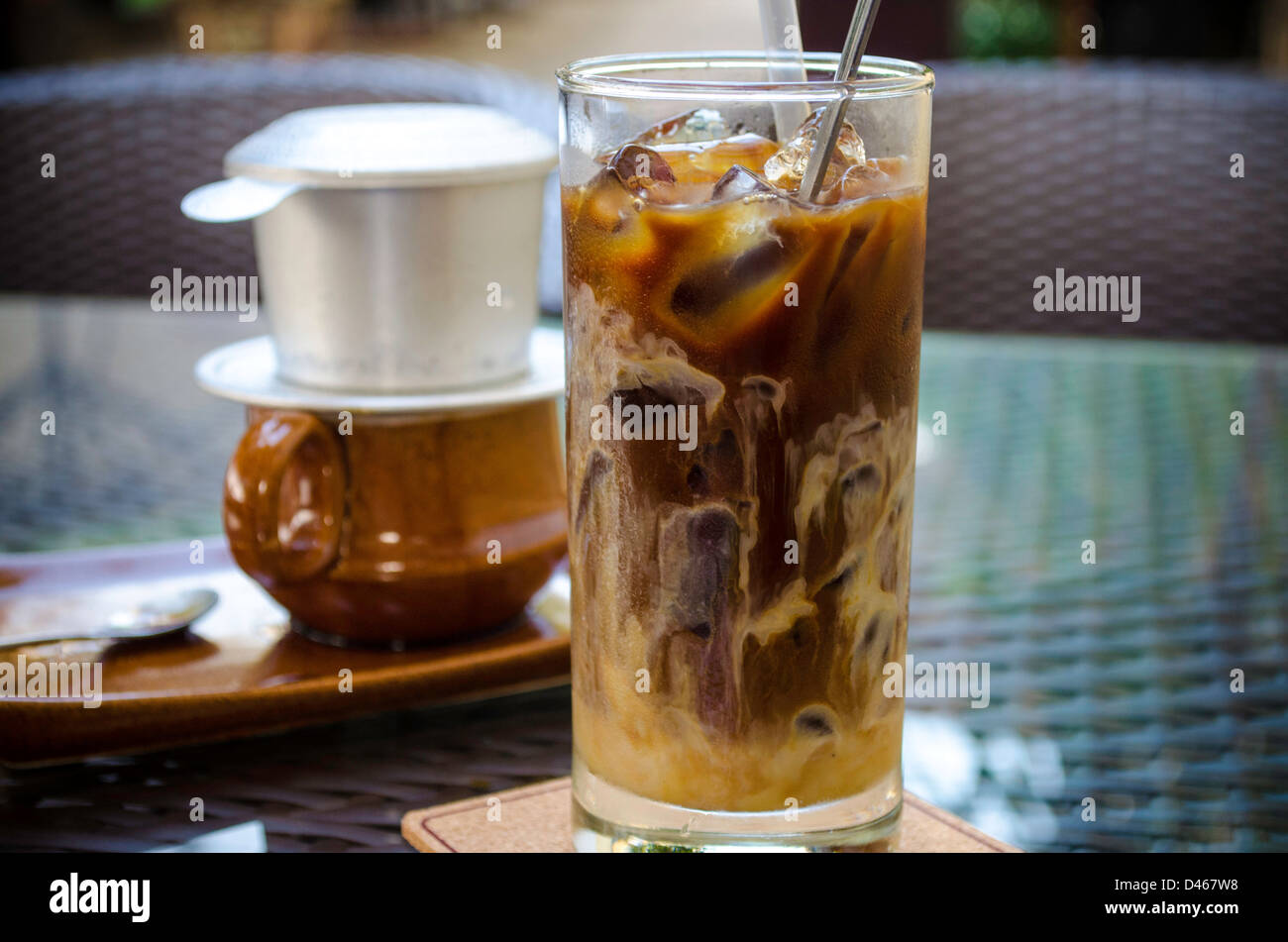 Eiskaffee mit Kaffeemaschine dahinter Stockfoto