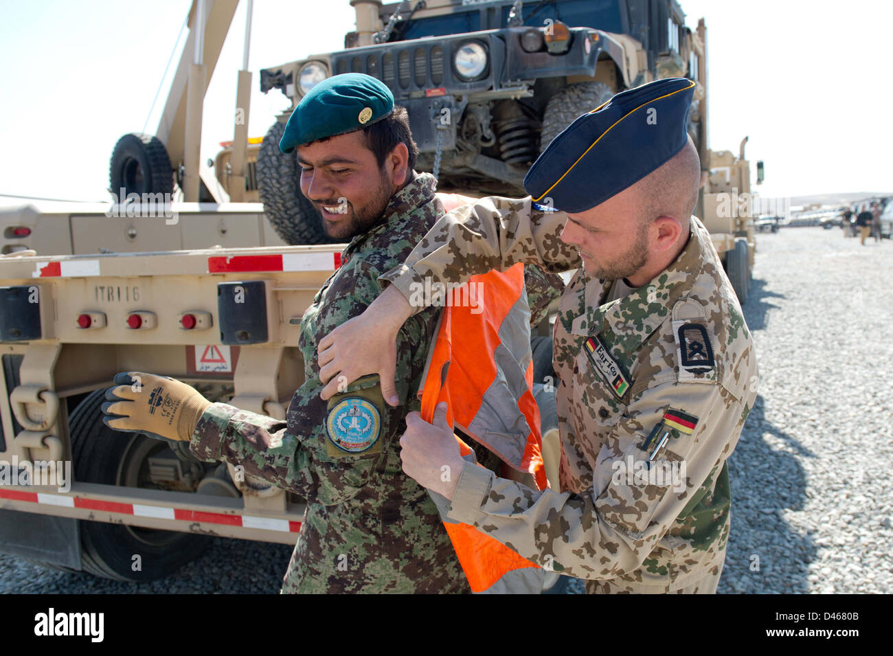 Ein deutscher Soldat hilft Soldaten der afghanischen nationalen Armee (ANA) in der Logistik-Schule der afghanischen Armee in Kabul, Afghanistan, 6. März 2013 auszubilden. Die Logistik-Schule wird von deutschen Soldaten unterstützt. Foto: Maurizio Gambarini Stockfoto