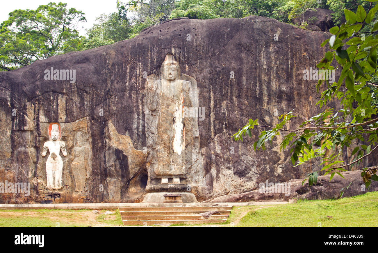 STEIN BUDDHA AN BUDURUWAGALA DAS HÖCHSTE GEBÄUDE IN SRI LANKA GEZEIGT MIT DREI FIGUREN VON AVALOKITESHVARA, TARA UND PRINZEN SUDHANA GESCHNITTEN Stockfoto