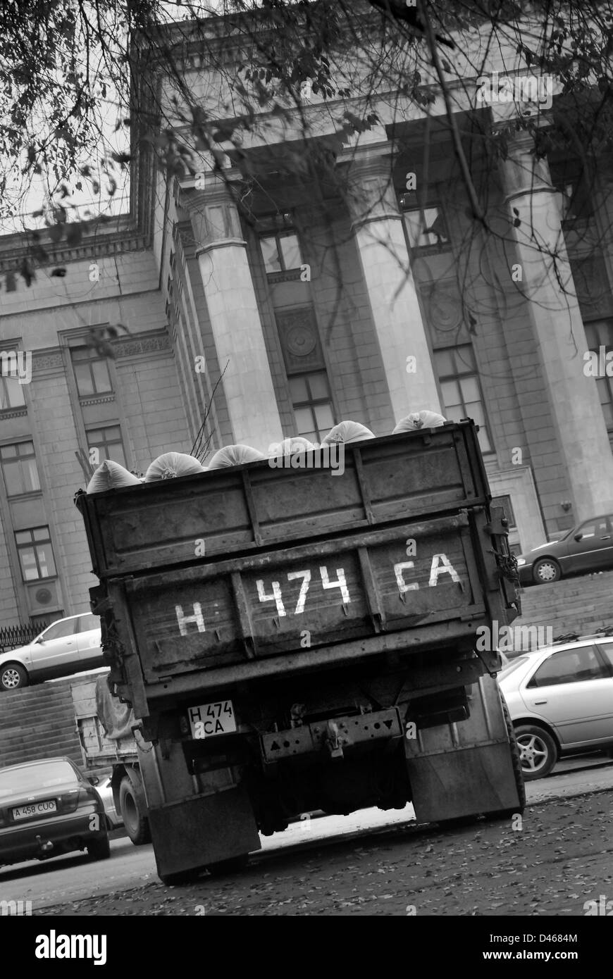 Alten sowjetischen Lastwagen außerhalb der ehemaligen Parlamentsgebäude, Almaty, Kasachstan Stockfoto