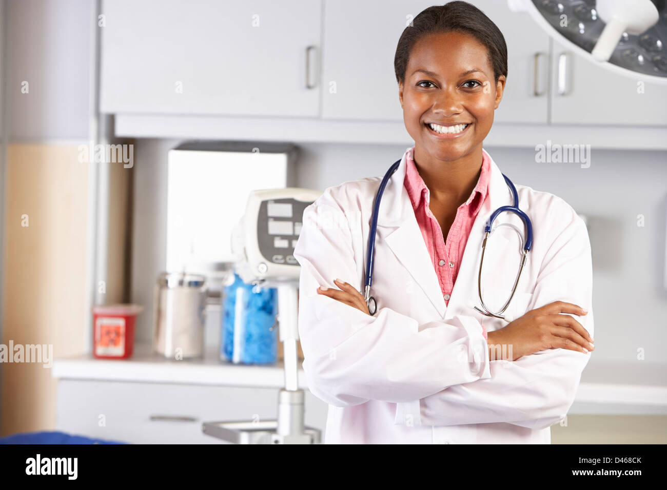 Porträt der Frau Doktor In Arztpraxis Stockfoto