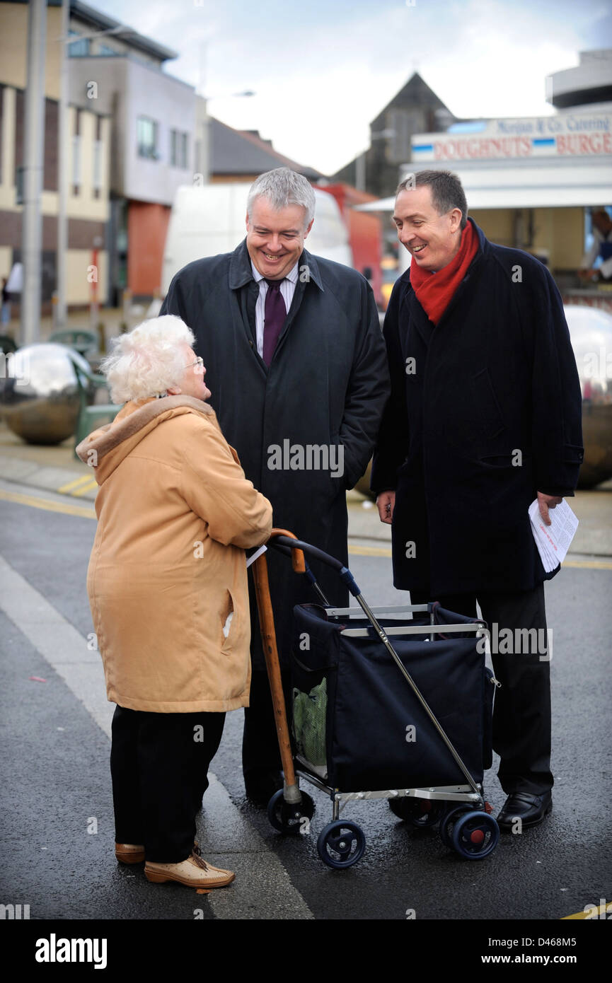 Wales-Ratsmitglied für Bridgend Carwyn Jones (links) Chats, ein Rentner bei der Werbetätigkeit in South Wales Stadt Ebbw Va Stockfoto