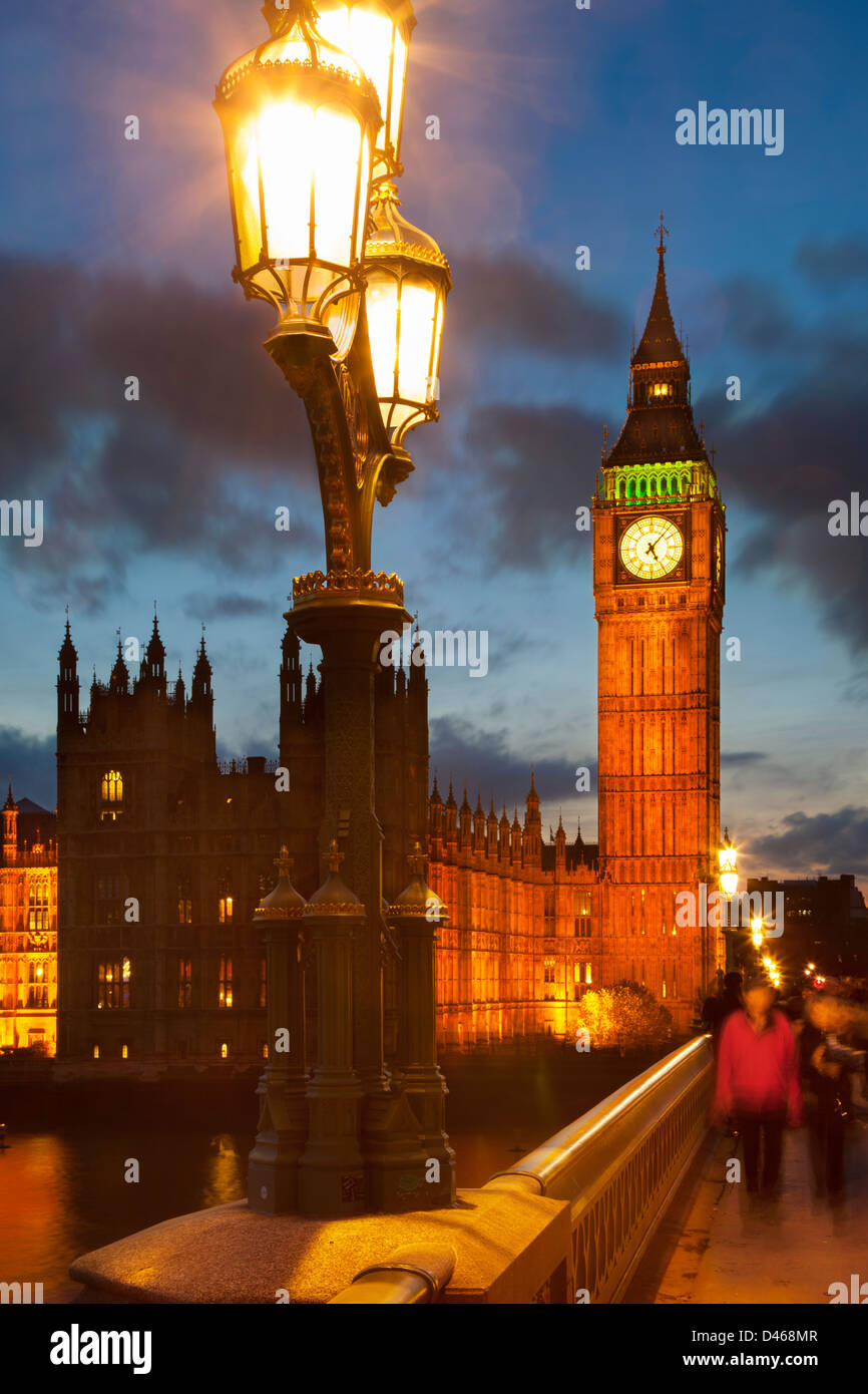 Big Ben und den Houses of Parliament aus Westminster Bridge, London, England, UK Stockfoto