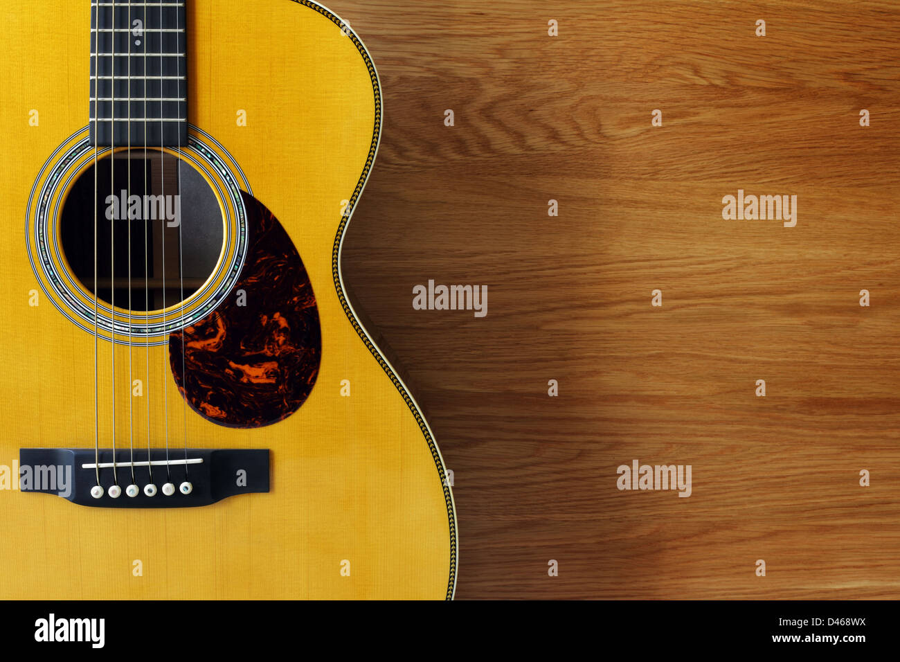 Gitarre und Holz Hintergrund Stockfoto