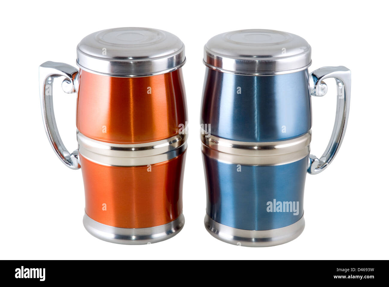 Orange und blau reisen Tassen auf dem weißen Hintergrund Stockfoto