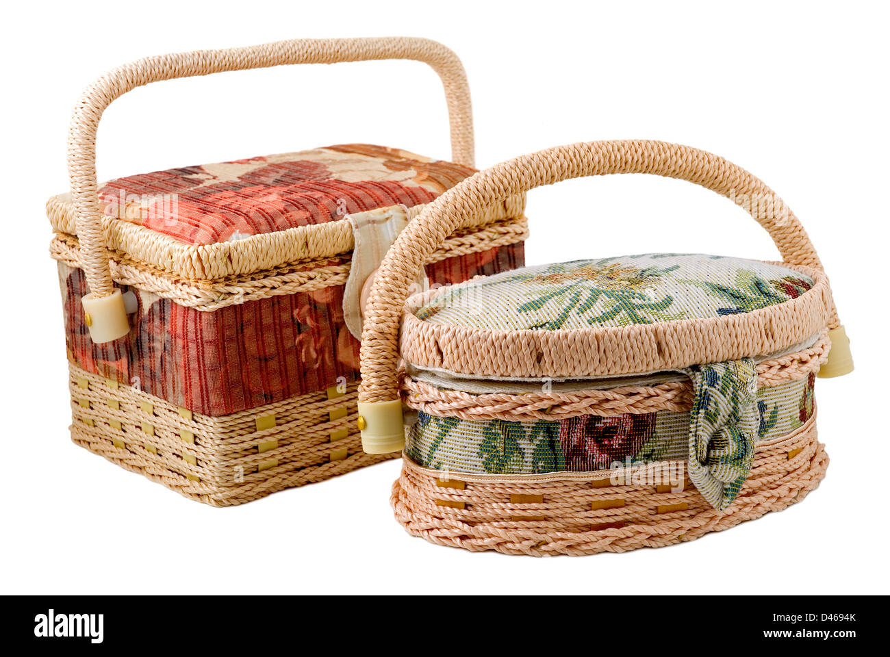 Zwei dekorative Schatullen wird auf weißem Hintergrund fotografiert Stockfoto