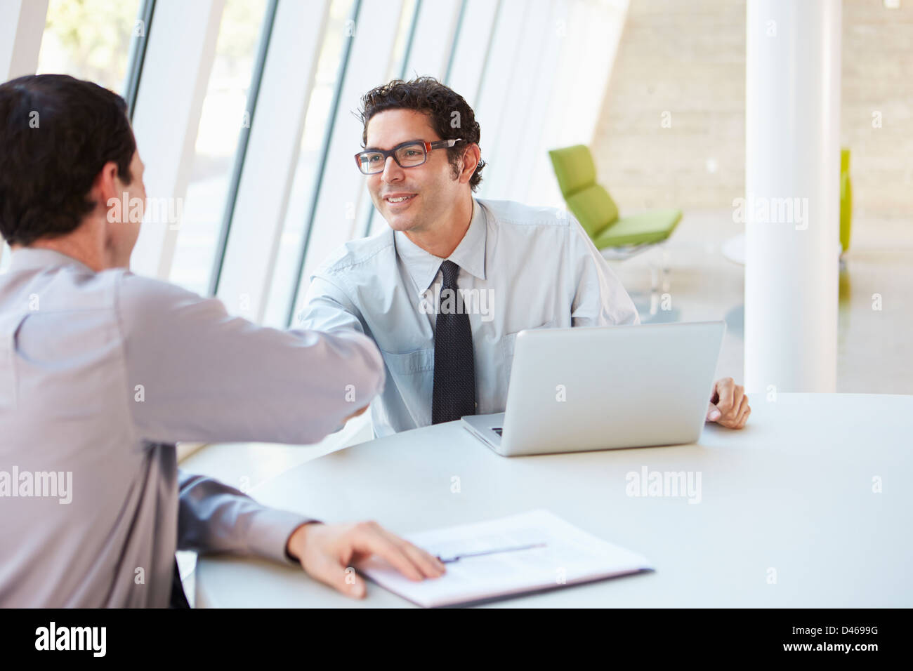 Zwei Geschäftsleute mit Tisch-Meeting im modernen Büro Stockfoto